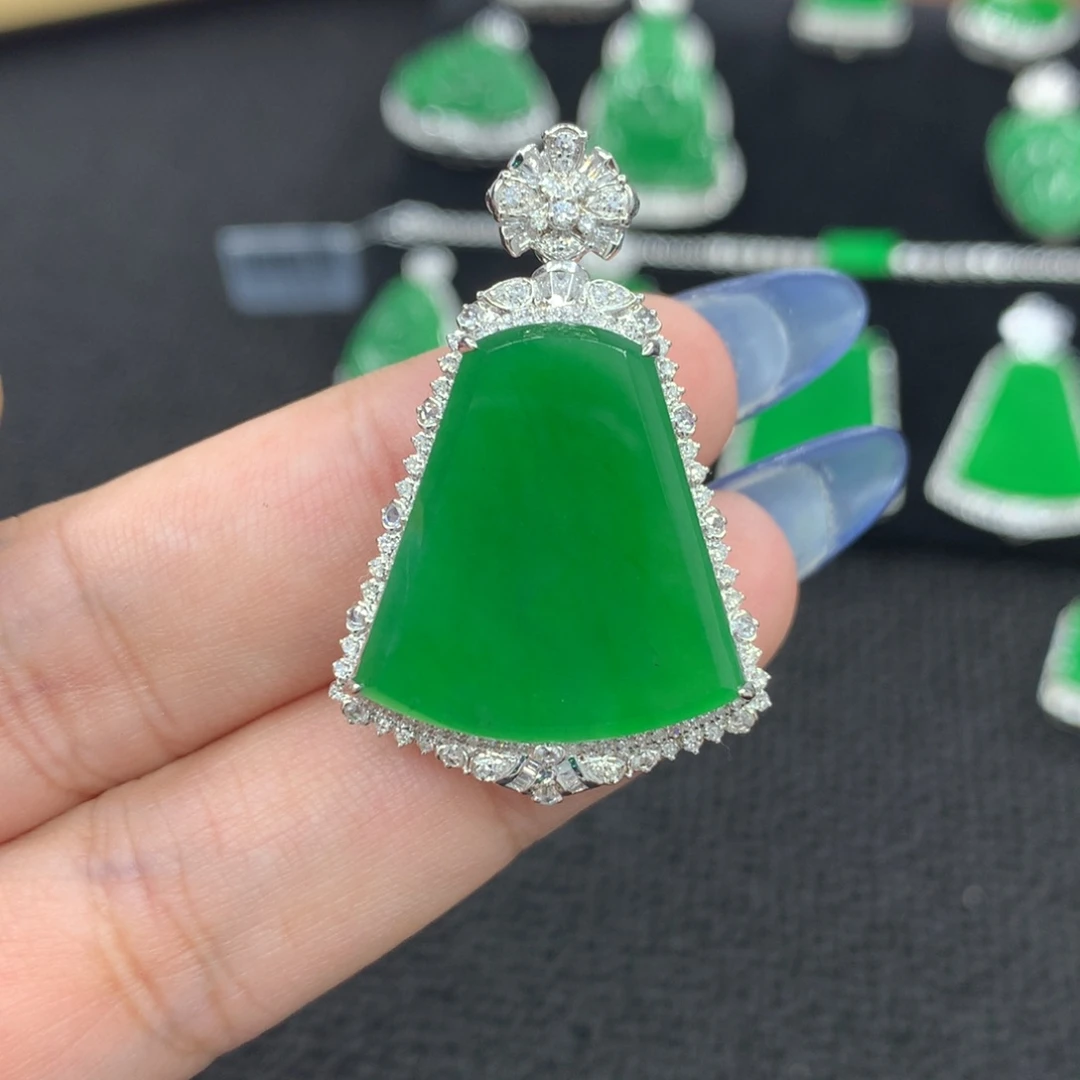 颈饰18K金镶嵌翡翠无事牌