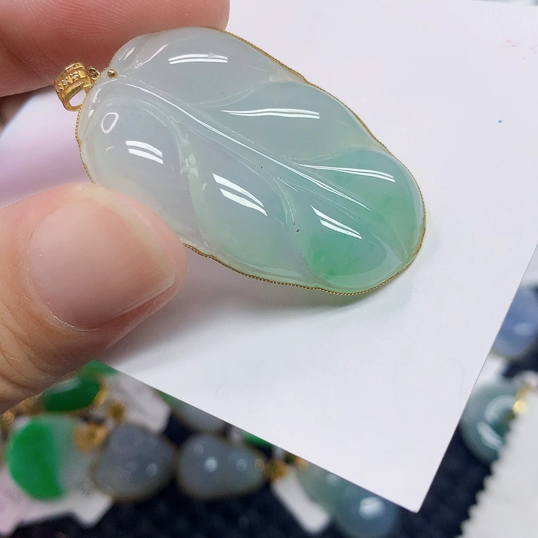 翡翠18K金镶嵌颈饰叶子