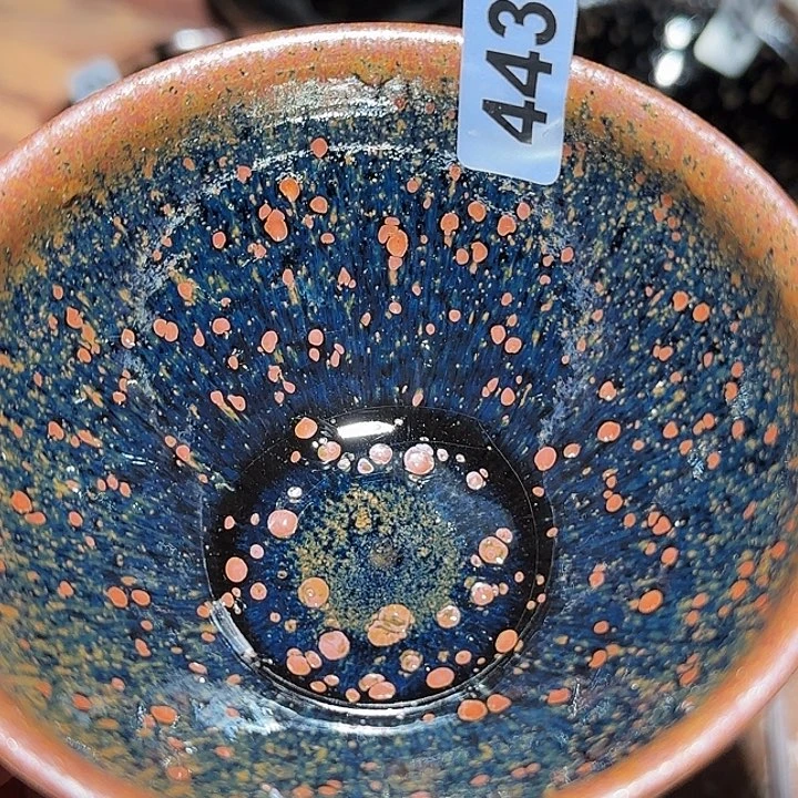 茶盏一天只喝一点的牛奶