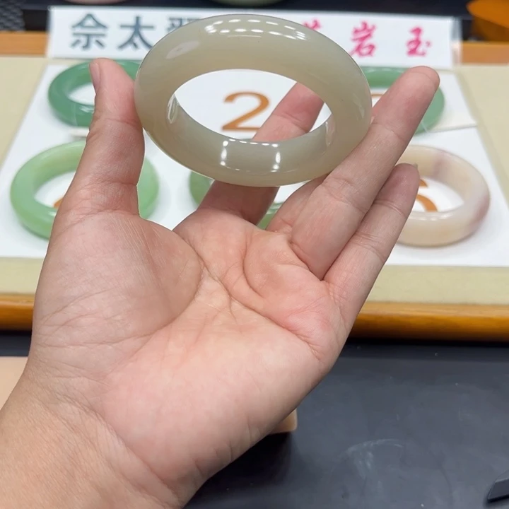 未镶嵌手镯石英质玉重*