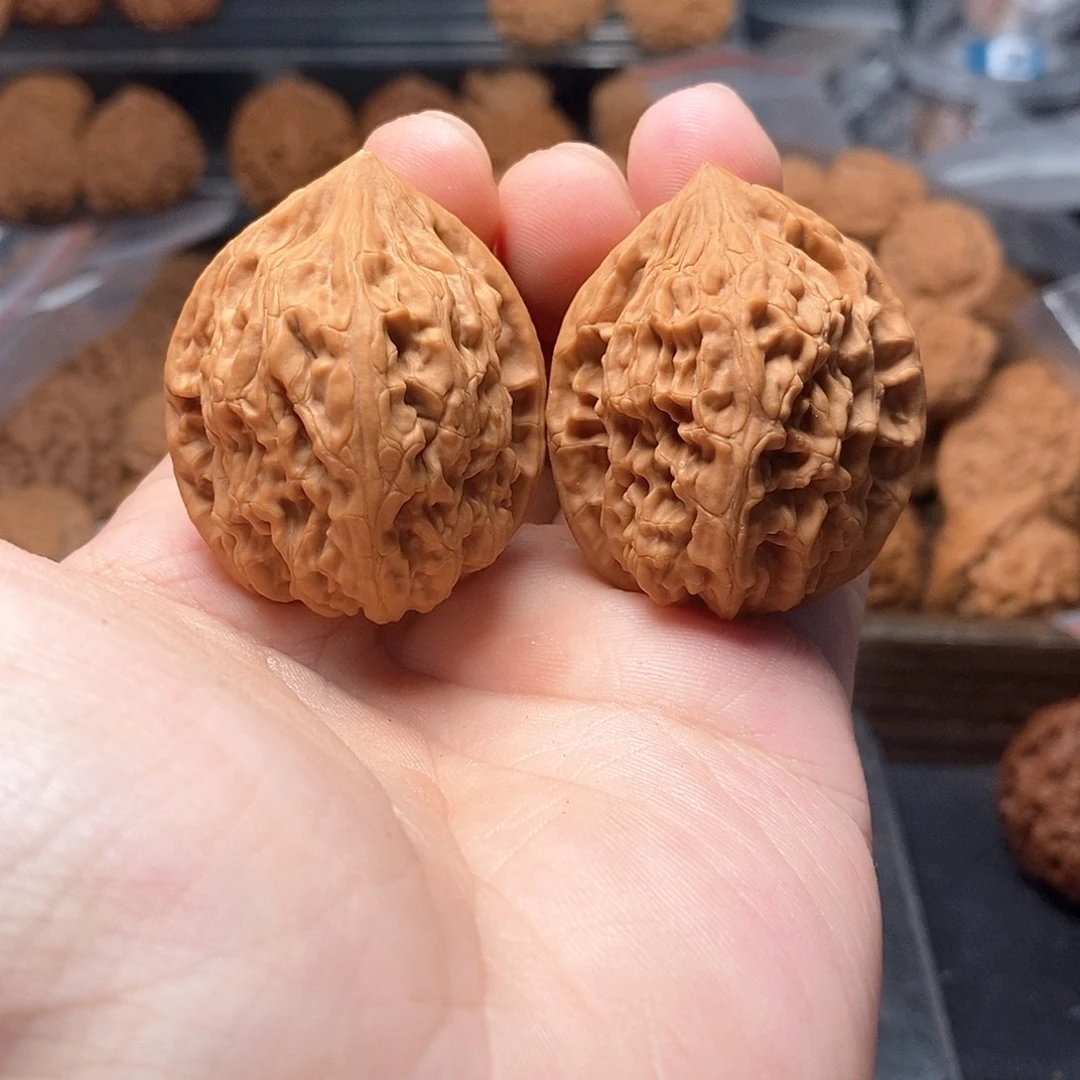 1文玩核桃油皮鸡心35-373