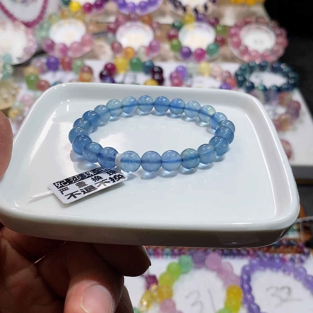 萤石手链未镶嵌海蓝色圆珠。