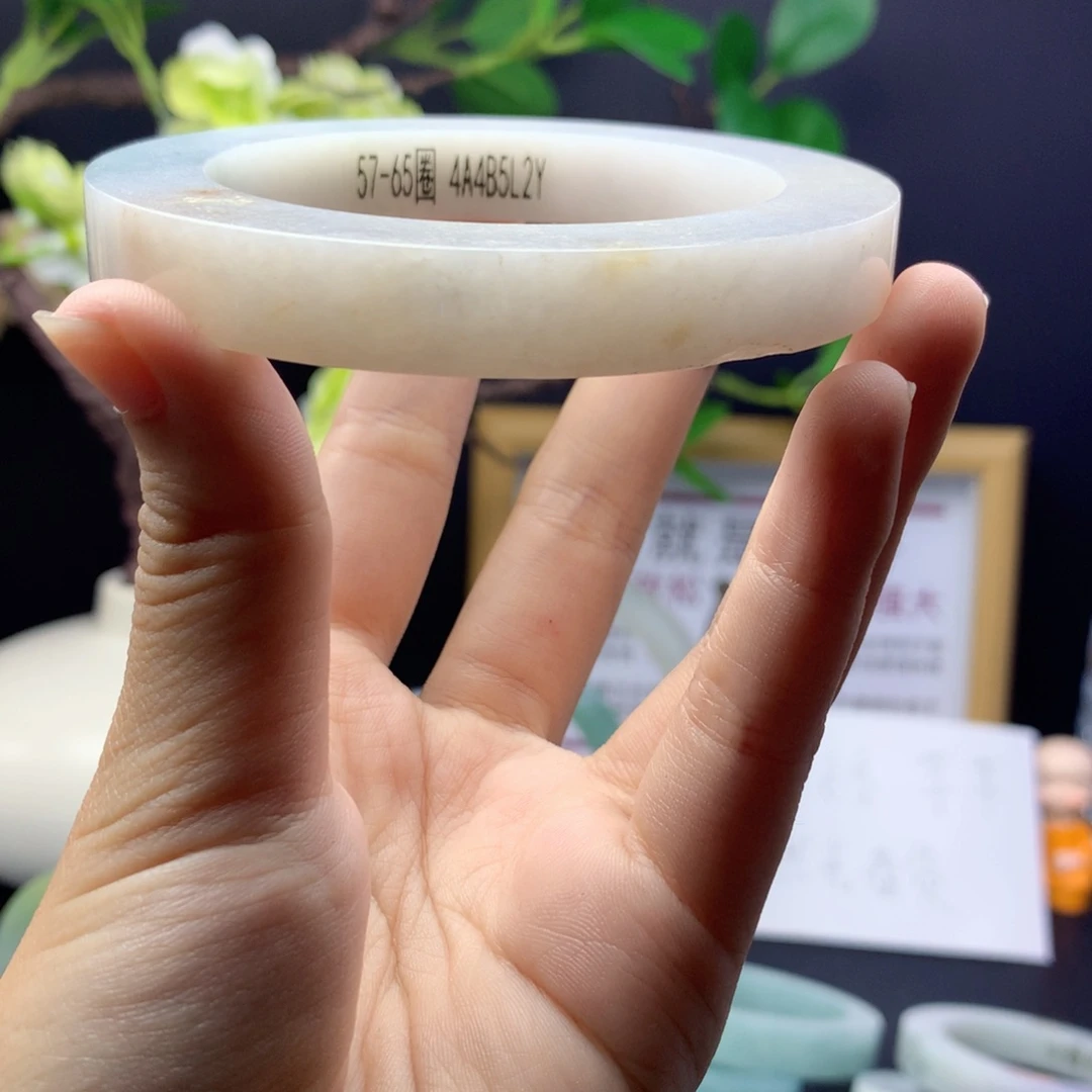 定制翡翠未镶嵌手镯