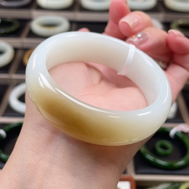 和田玉未镶嵌手镯