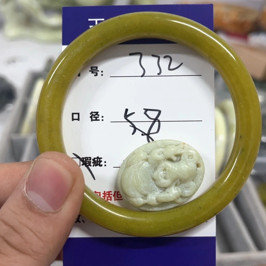 蛇纹石玉手镯未镶嵌