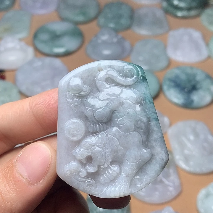 翡翠未镶嵌颈饰虎牌