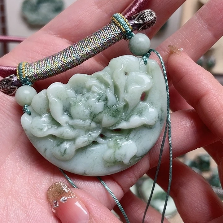 透闪石-蛇纹石玉颈饰未镶嵌