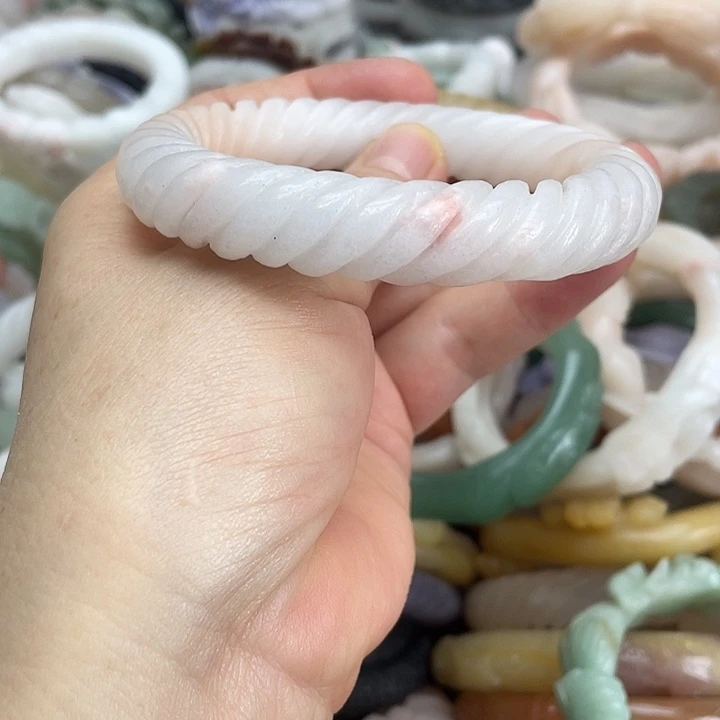 未镶嵌手镯石英岩玉