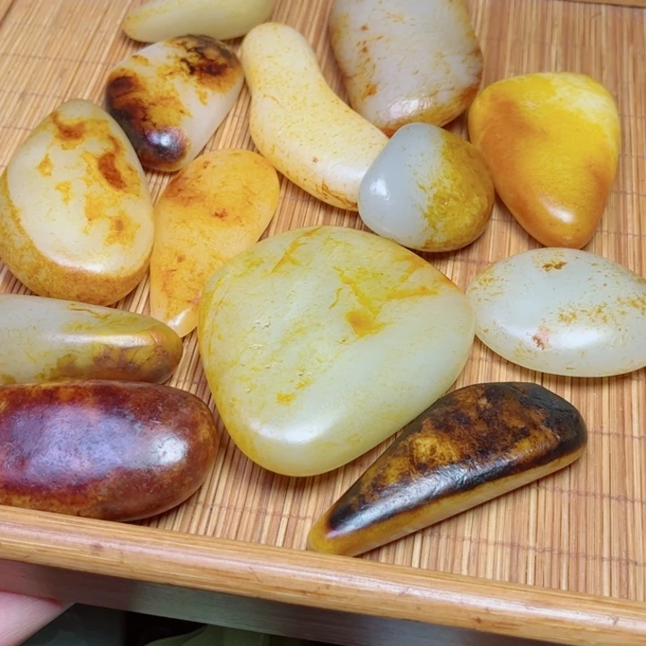 小***弟和田玉未镶嵌颈饰