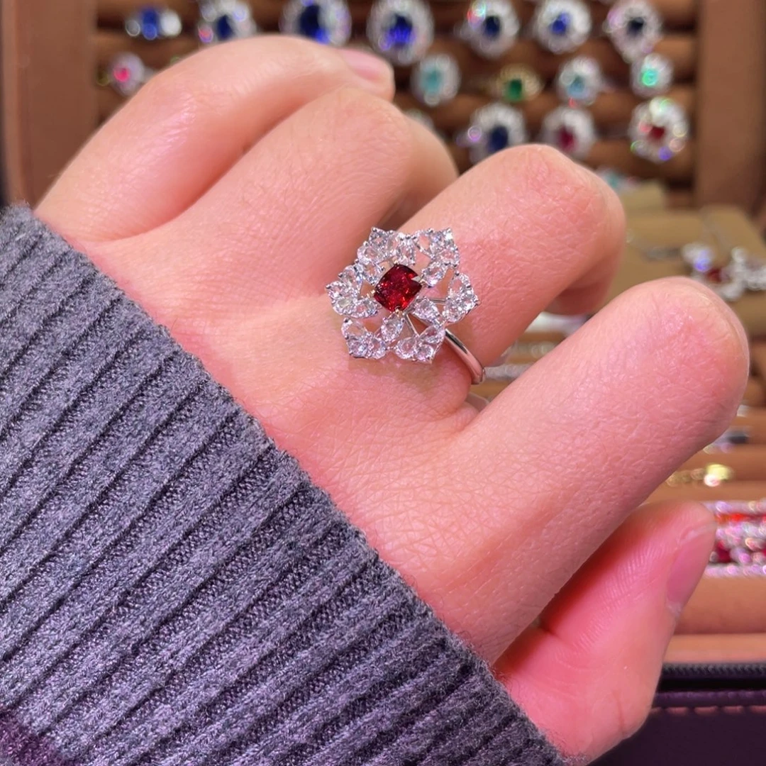 戒指18K金镶嵌尖晶石