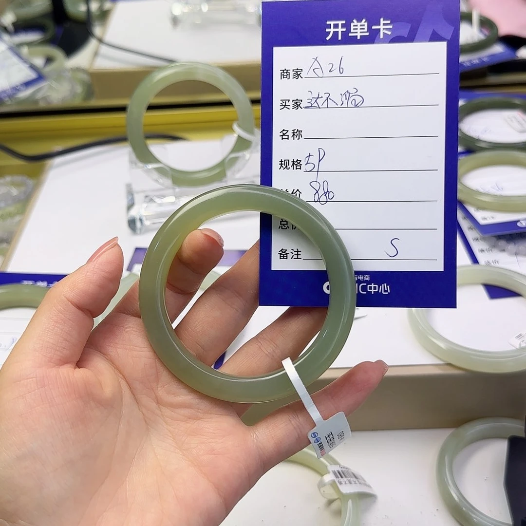 和田玉手镯未镶嵌达*溜