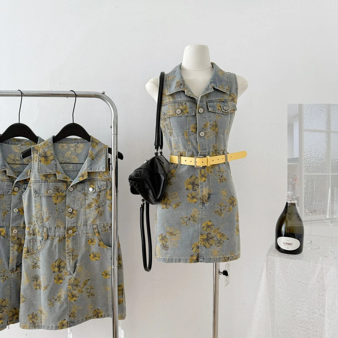 网红韩系复古高级感翻领无袖牛仔背心连衣裙2025夏季气质收腰印花