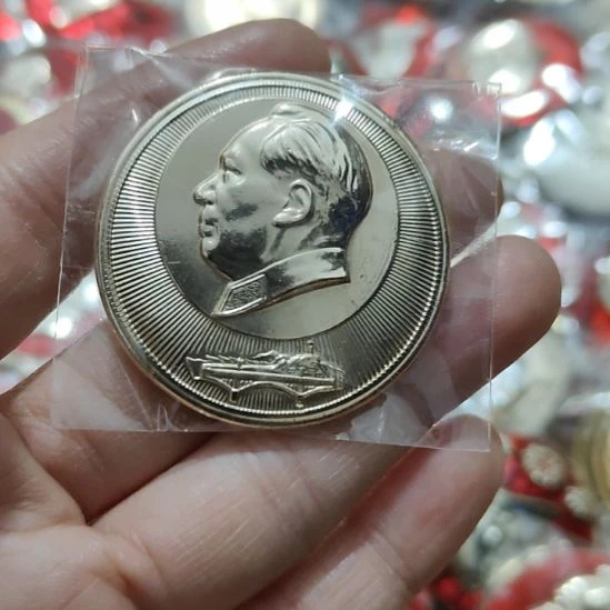 金***人其他普通金属圆形红色人物像章