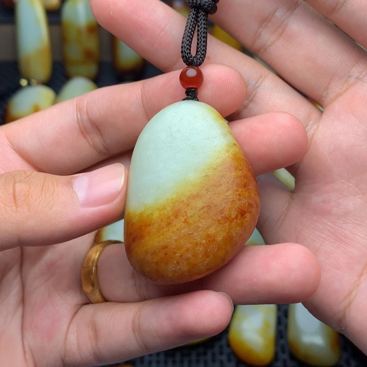 和田玉未镶嵌颈饰谨**行