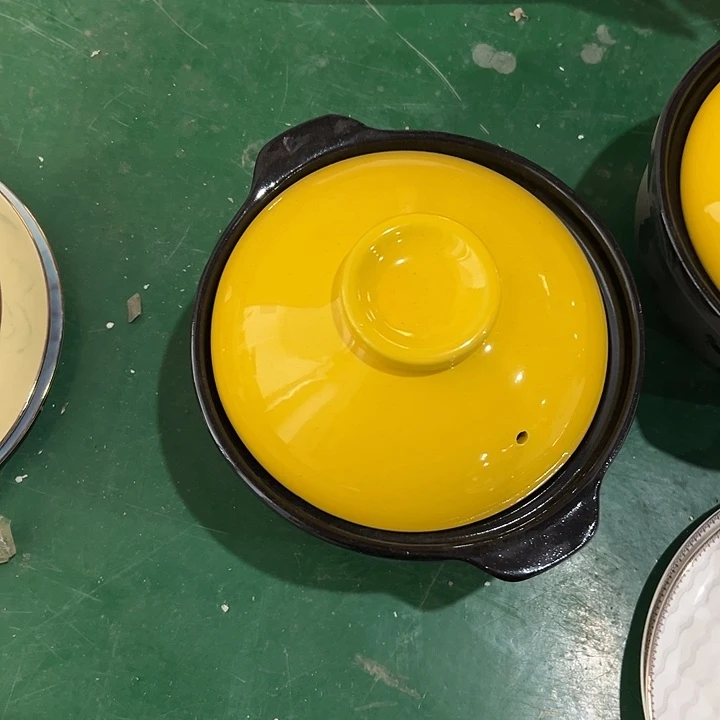 搪瓷尾货砂锅一个