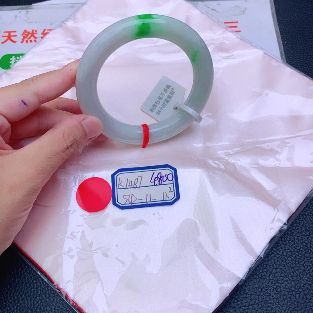 翡翠手镯未镶嵌翡翠