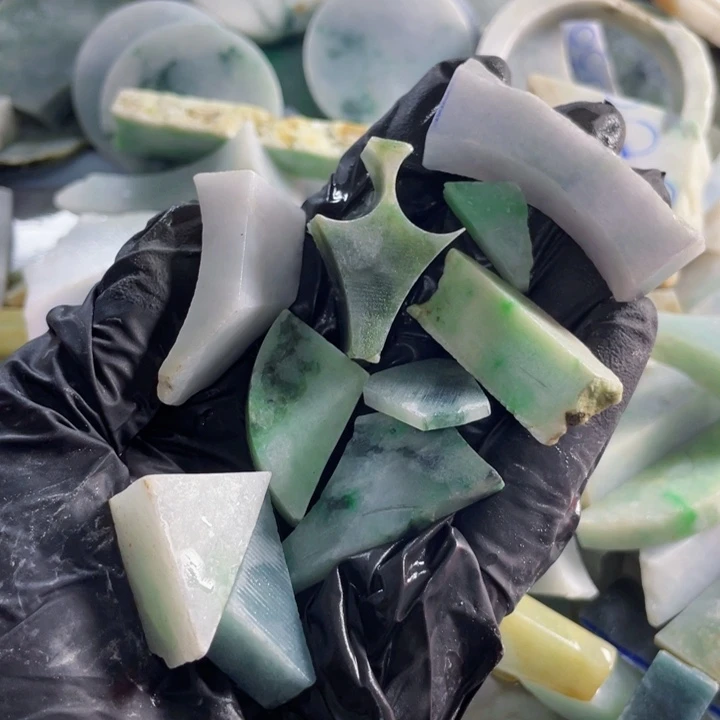 翡翠未镶嵌颈饰1