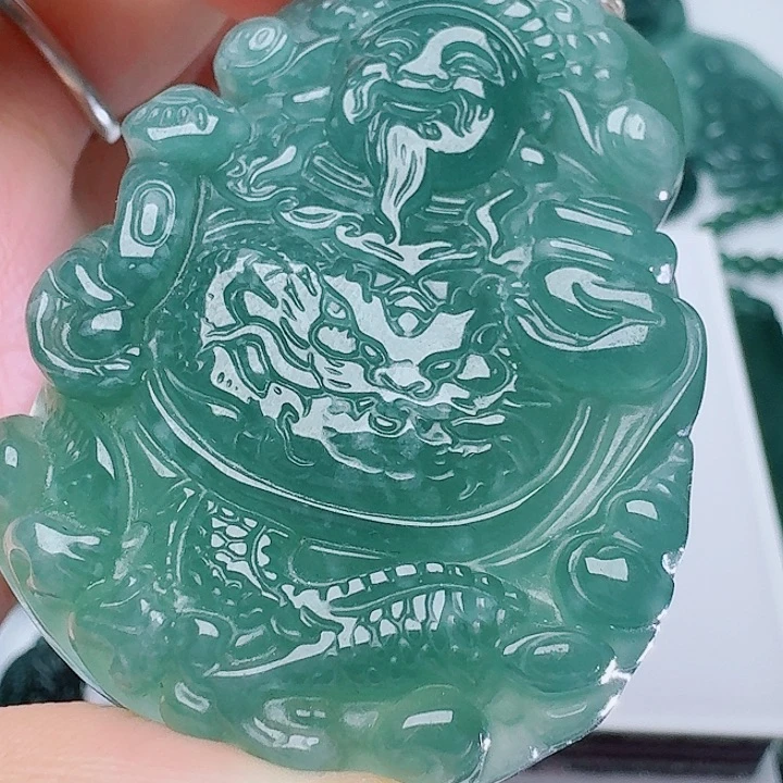 翡翠未镶嵌颈饰多样性发其一