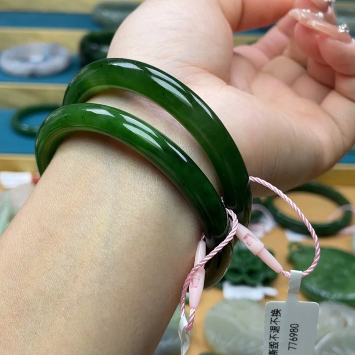 和田玉手镯56圈口。编号86未镶嵌