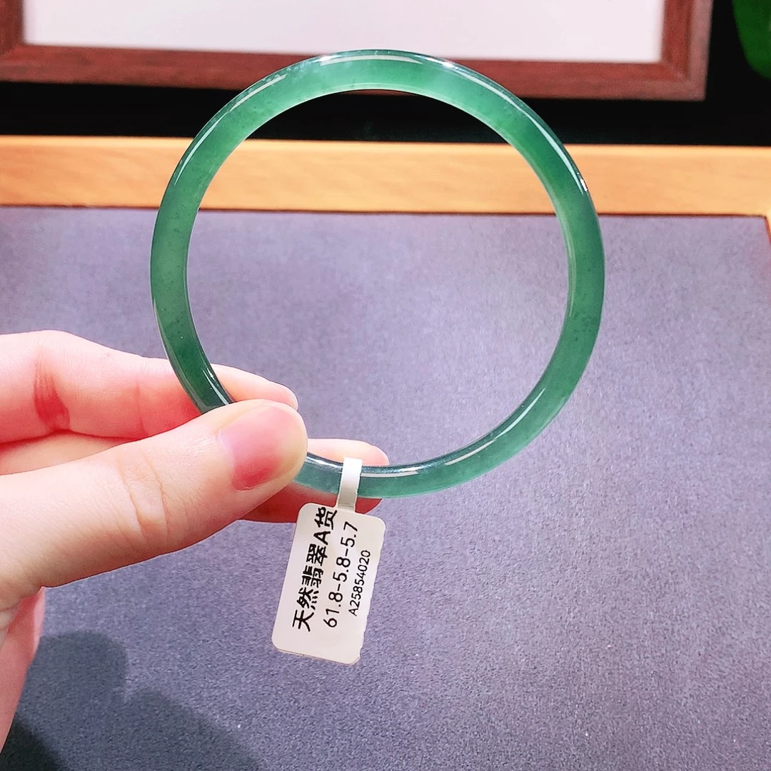 翡翠手镯未镶嵌天然翡翠