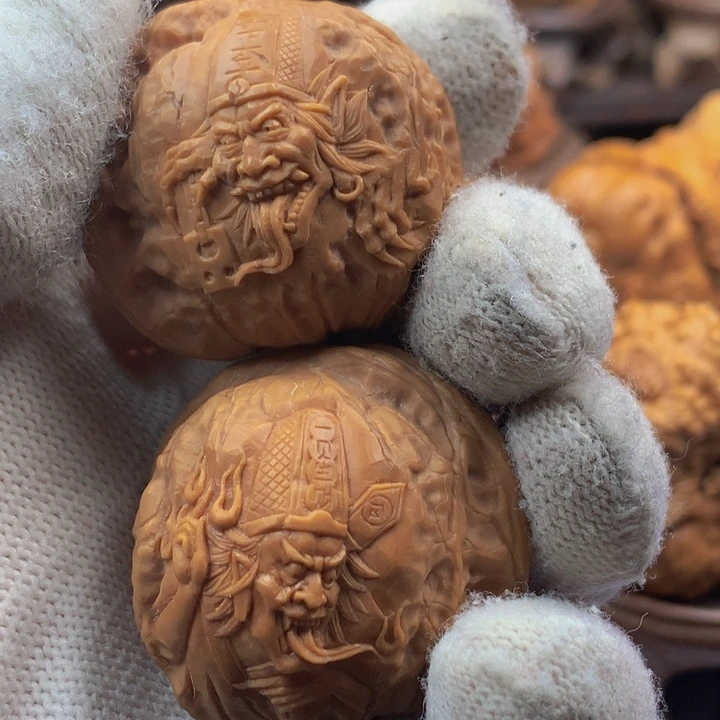 喉***了桃木核桃把件一见大吉