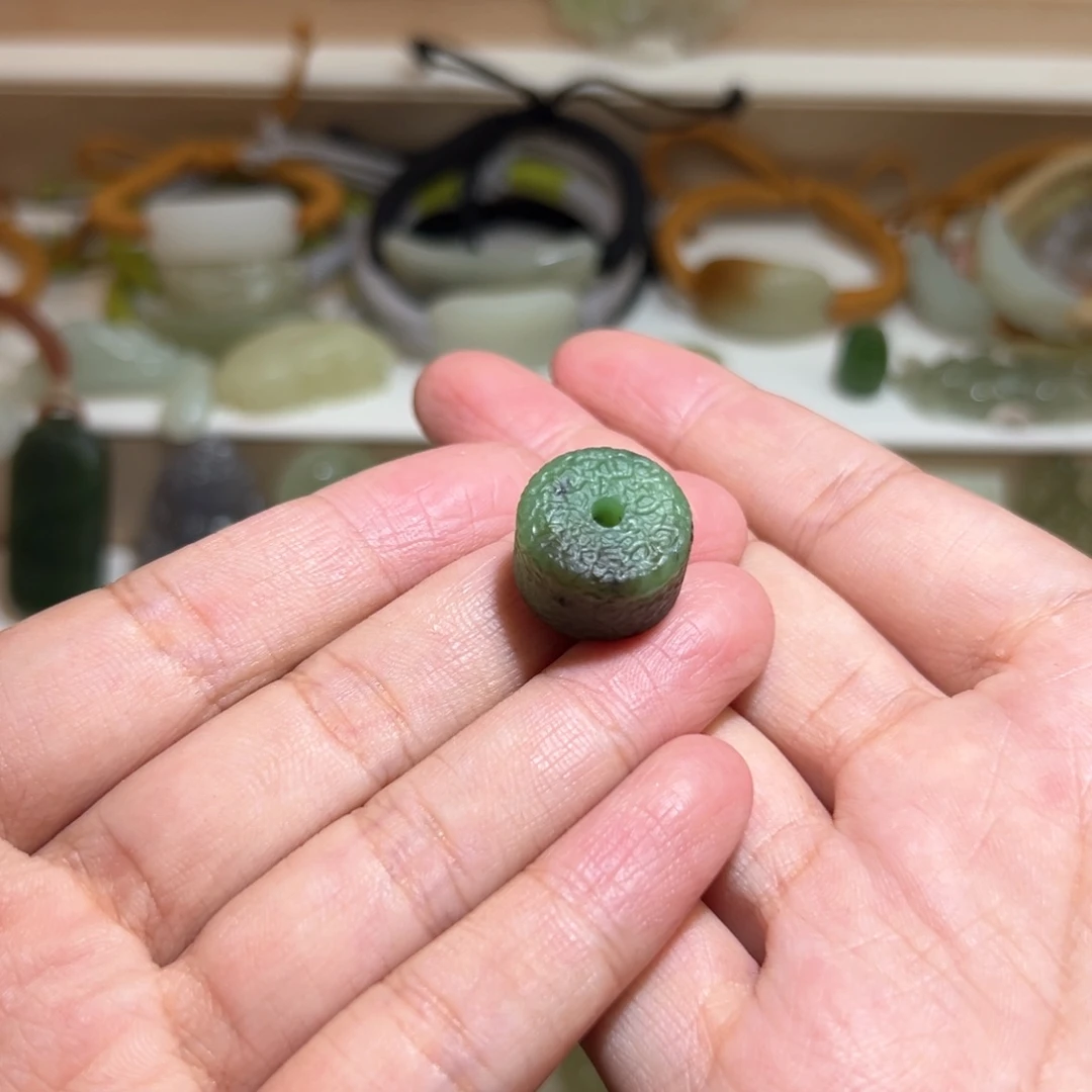 和田玉未镶嵌颈饰沁**悠