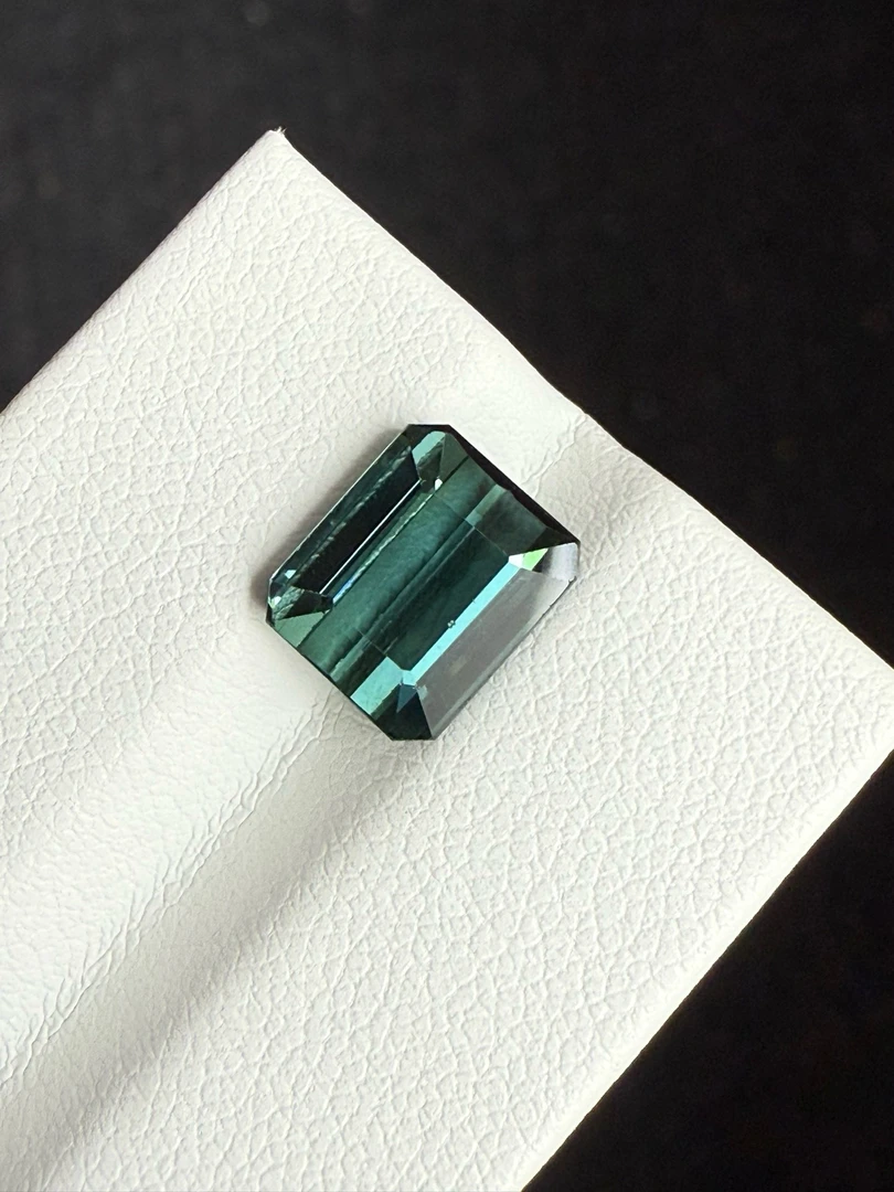 3.565ct天然蓝碧玺裸石，尺寸9.2*7.8*5.2 毫米，颜色美艳，晶体通透