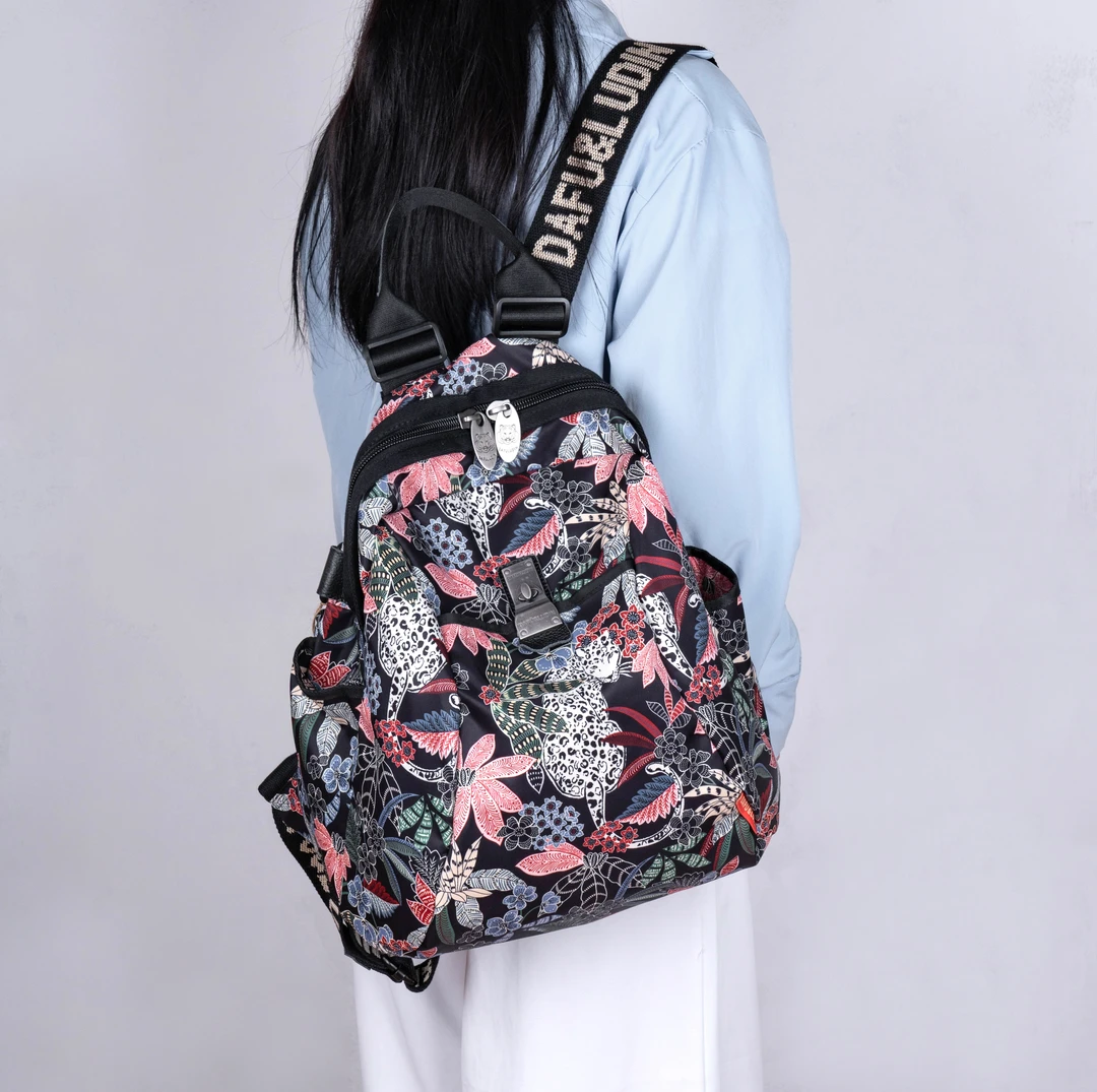 达芙露迪2025秋季个性竖式防水透气休闲印花潮流大容量女士双肩包