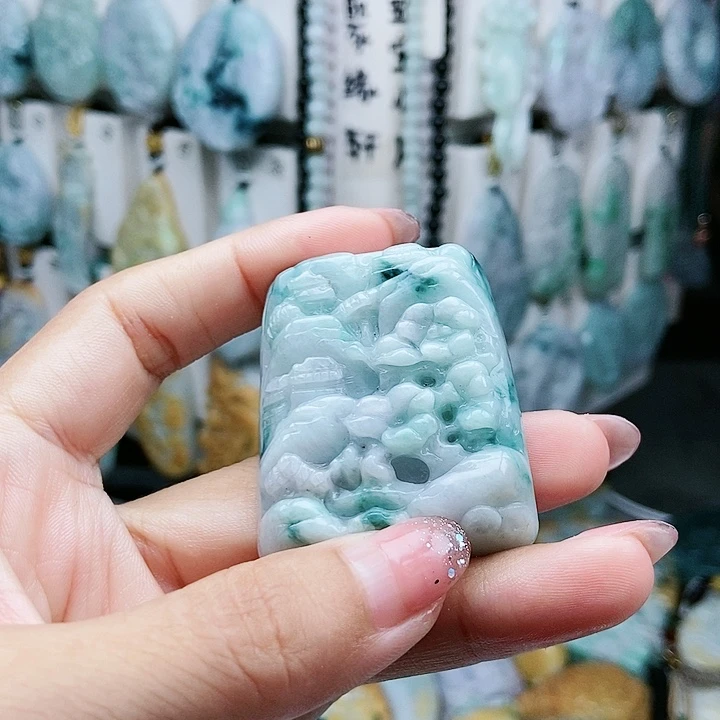 颈饰足铂镶嵌翡翠翡翠