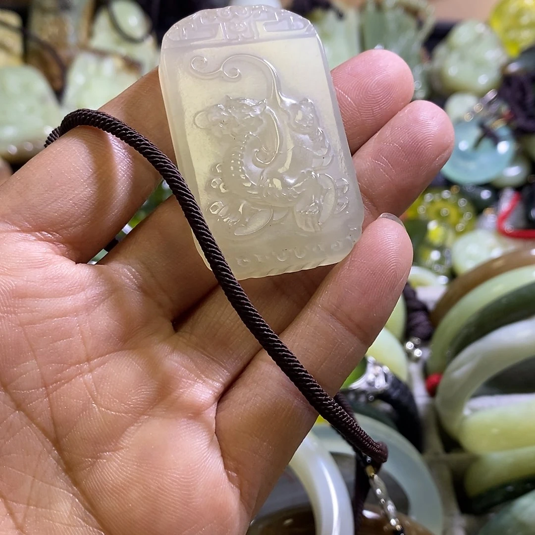 岫玉未镶嵌颈饰一个