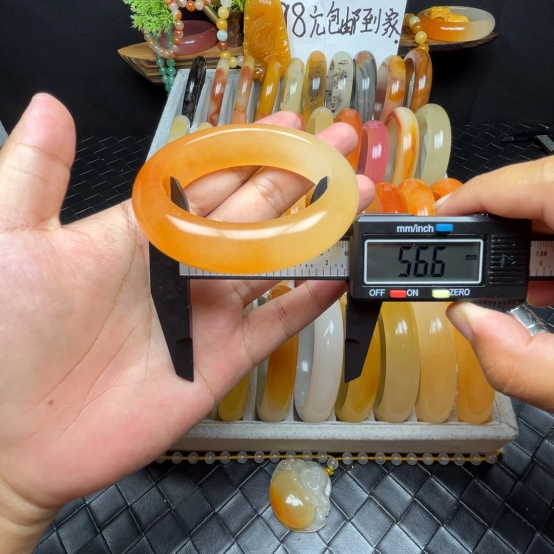 未镶嵌石英质玉（黄龙玉）手镯