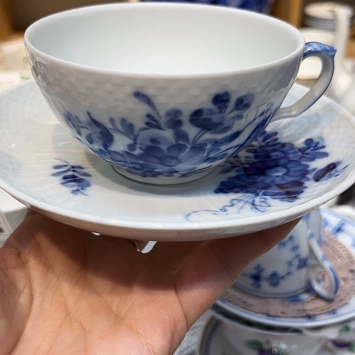 瓷片咖啡杯里的咖啡是我的最