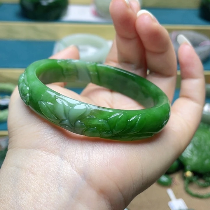 和田玉手镯60圈口。编号27未镶嵌