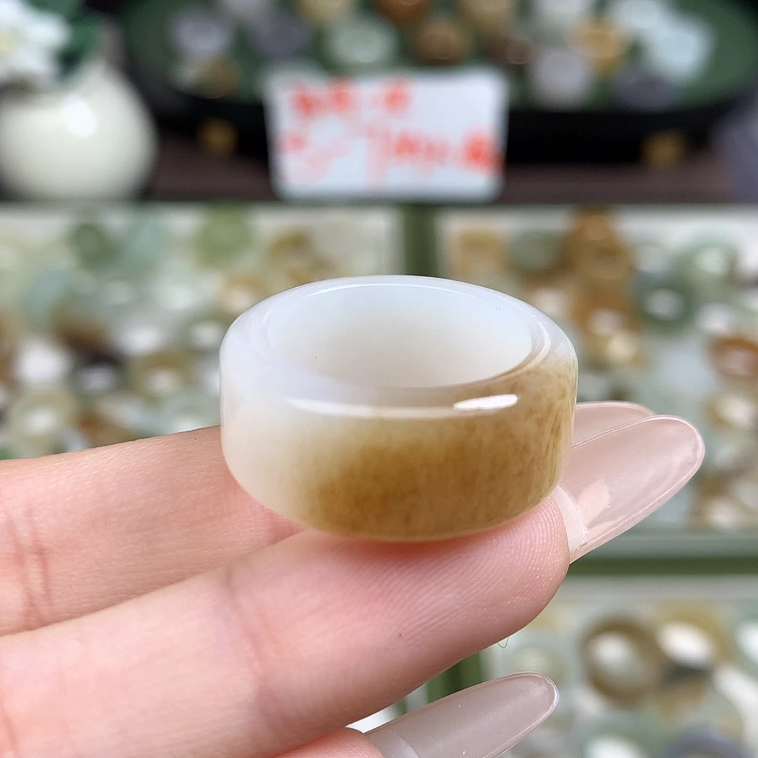 未镶嵌戒指和田玉18