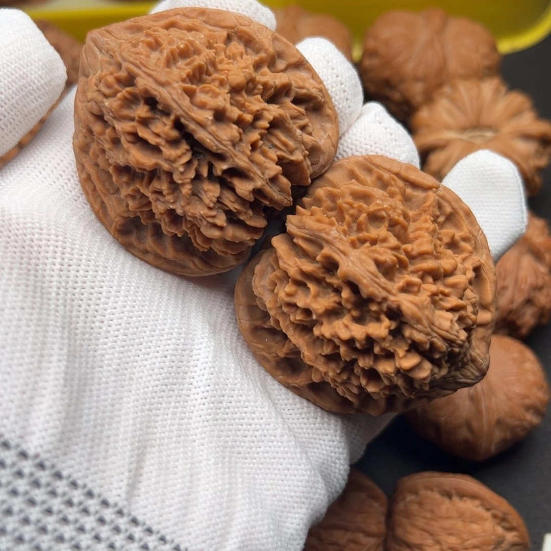 J***M文玩核桃吊坠满天星 有修 注：打底盘玩后不退换