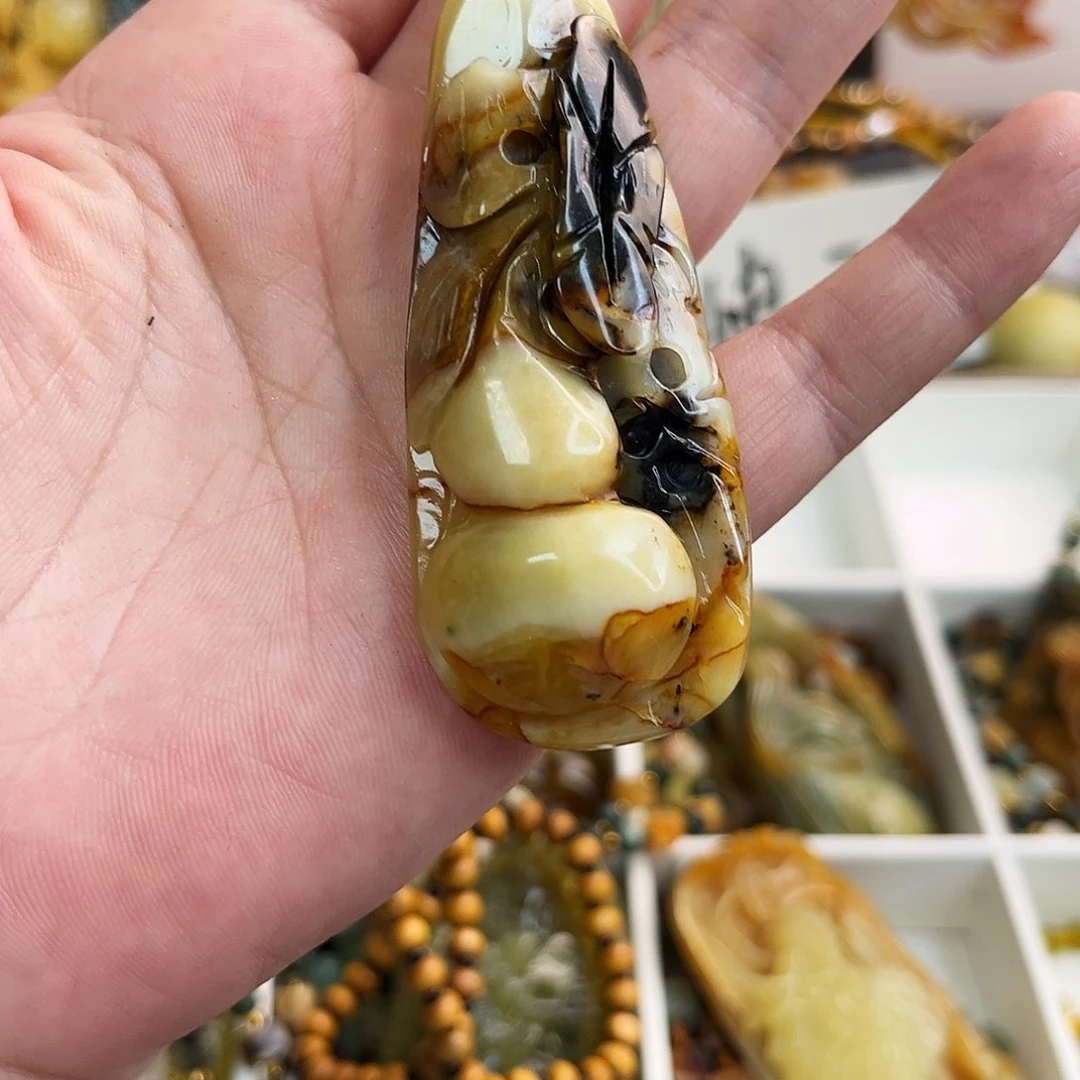 蛇纹石玉颈饰未镶嵌