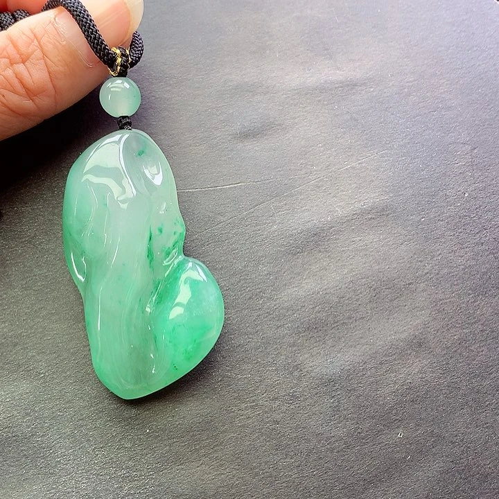 颈饰未镶嵌石英质玉