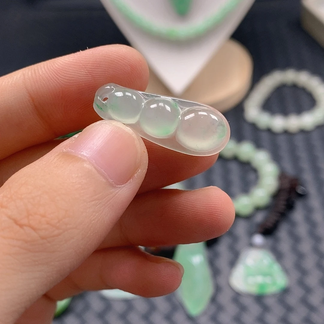 石英质玉（非洲翠）天然玉石未镶嵌