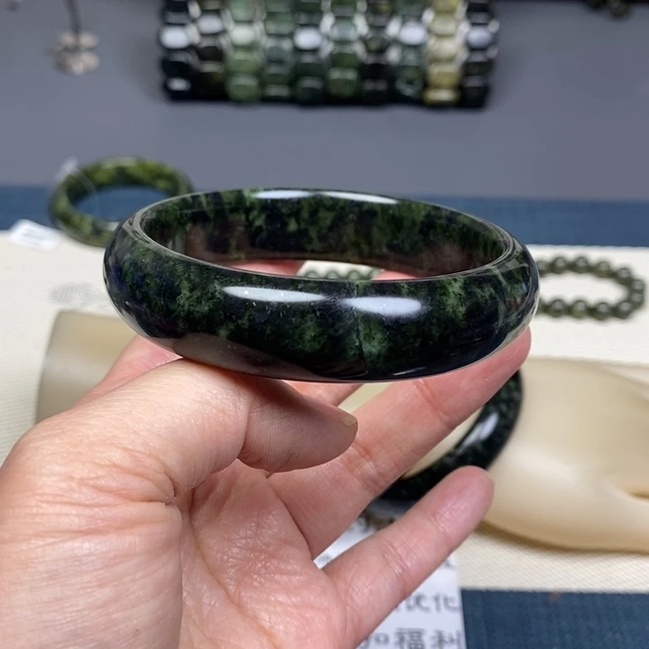 蛇纹石玉手镯未镶嵌刘*x64.7×17×8.7mm