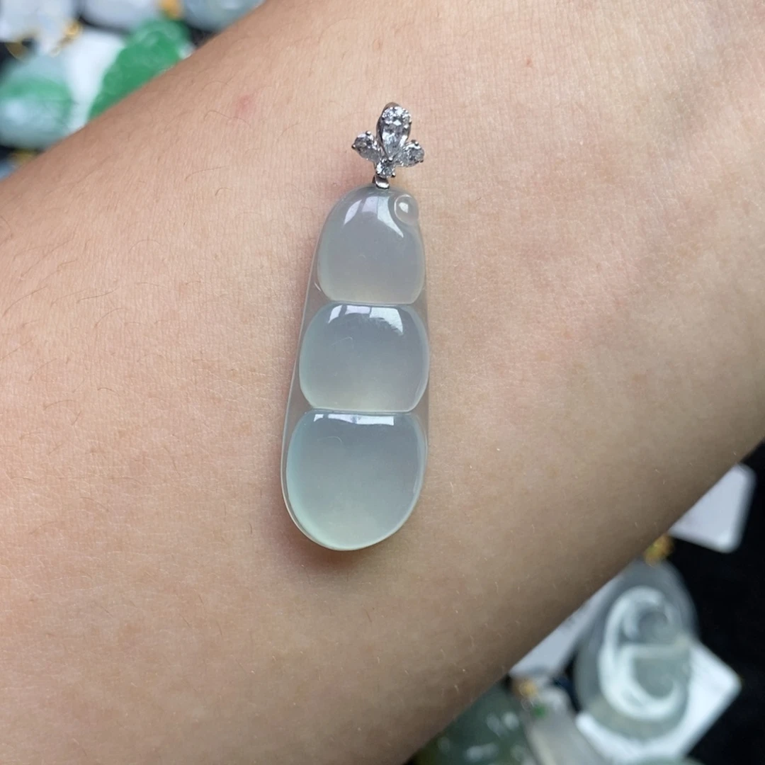 翡翠18K金镶嵌颈饰福豆