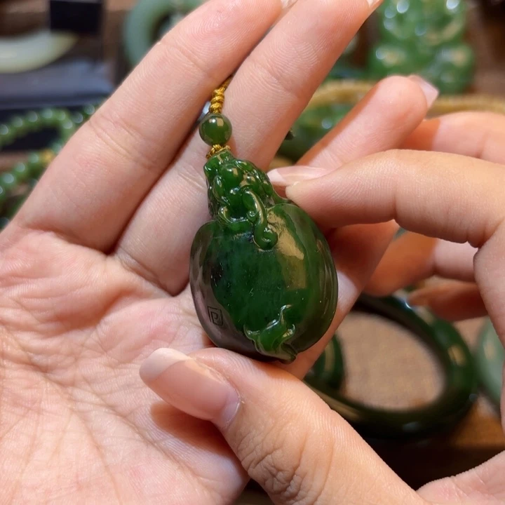 颈饰未镶嵌和田玉（碧玉）
