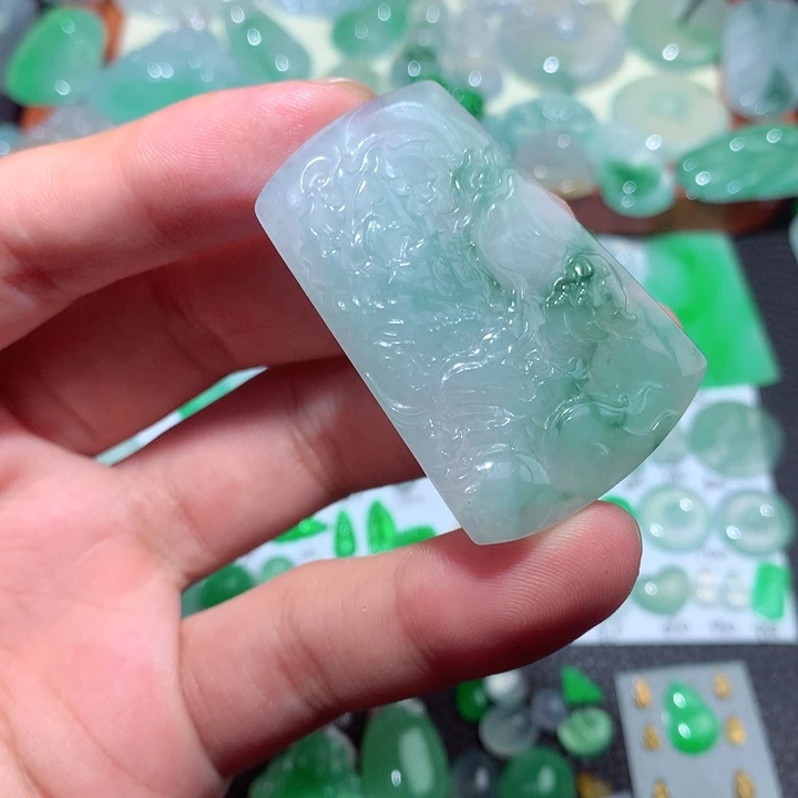 翡翠未镶嵌颈饰牌