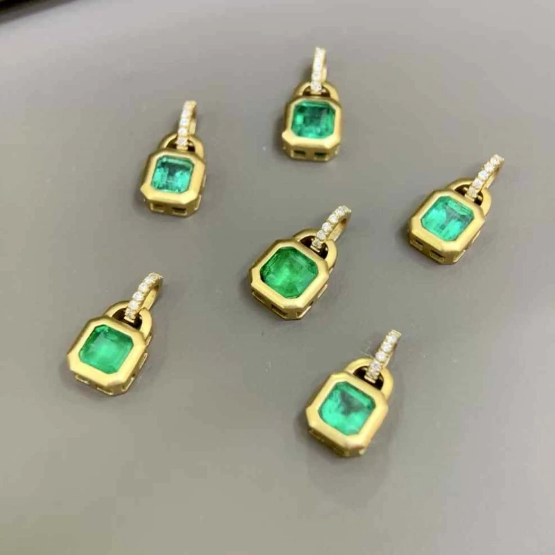 8囍珠宝 18k金 多规格 祖母绿吊坠 精致简约 百搭 天然彩宝 宝石