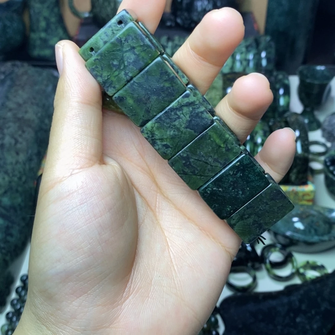 蛇纹石玉未镶嵌吊坠
