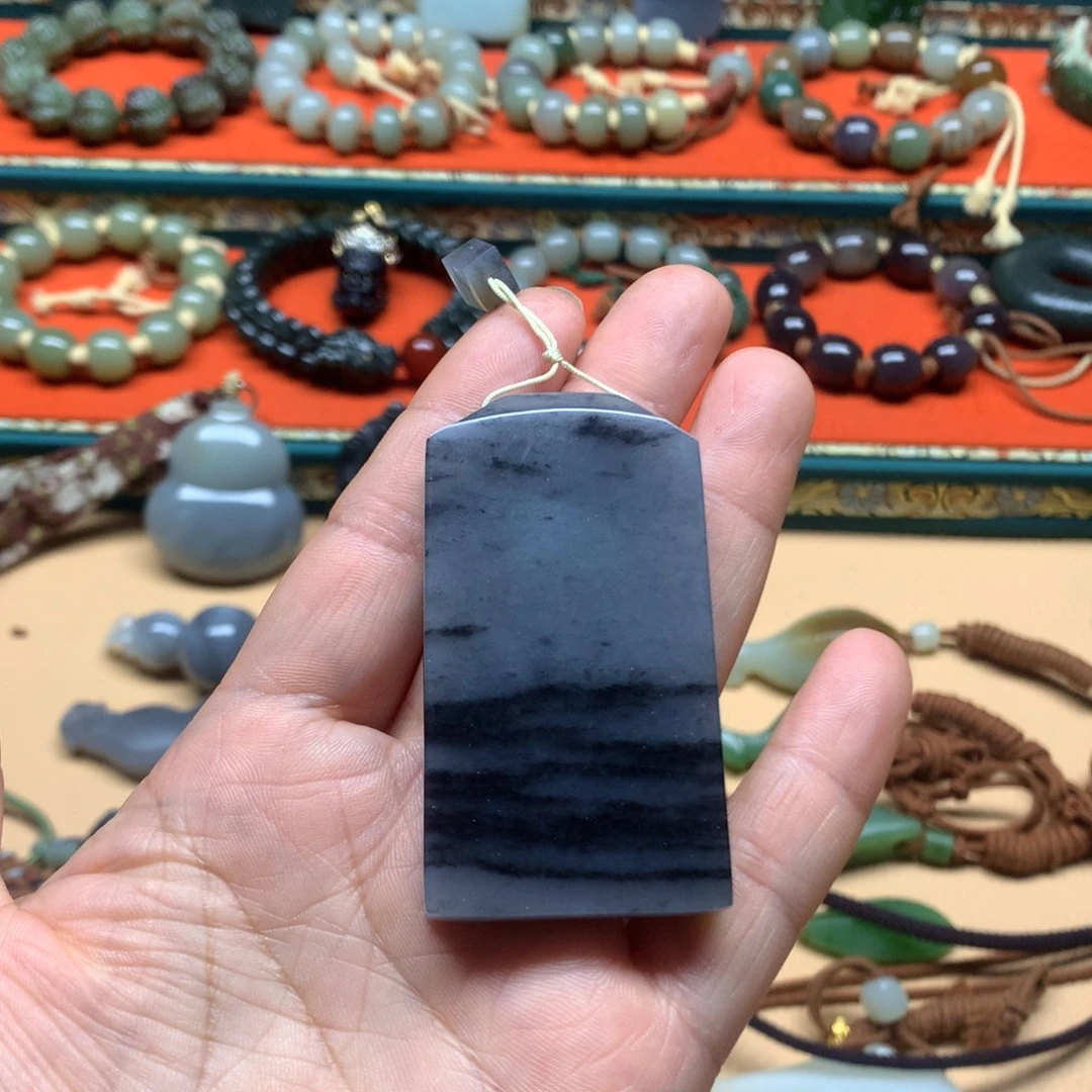 冷***峻和田玉未镶嵌颈饰