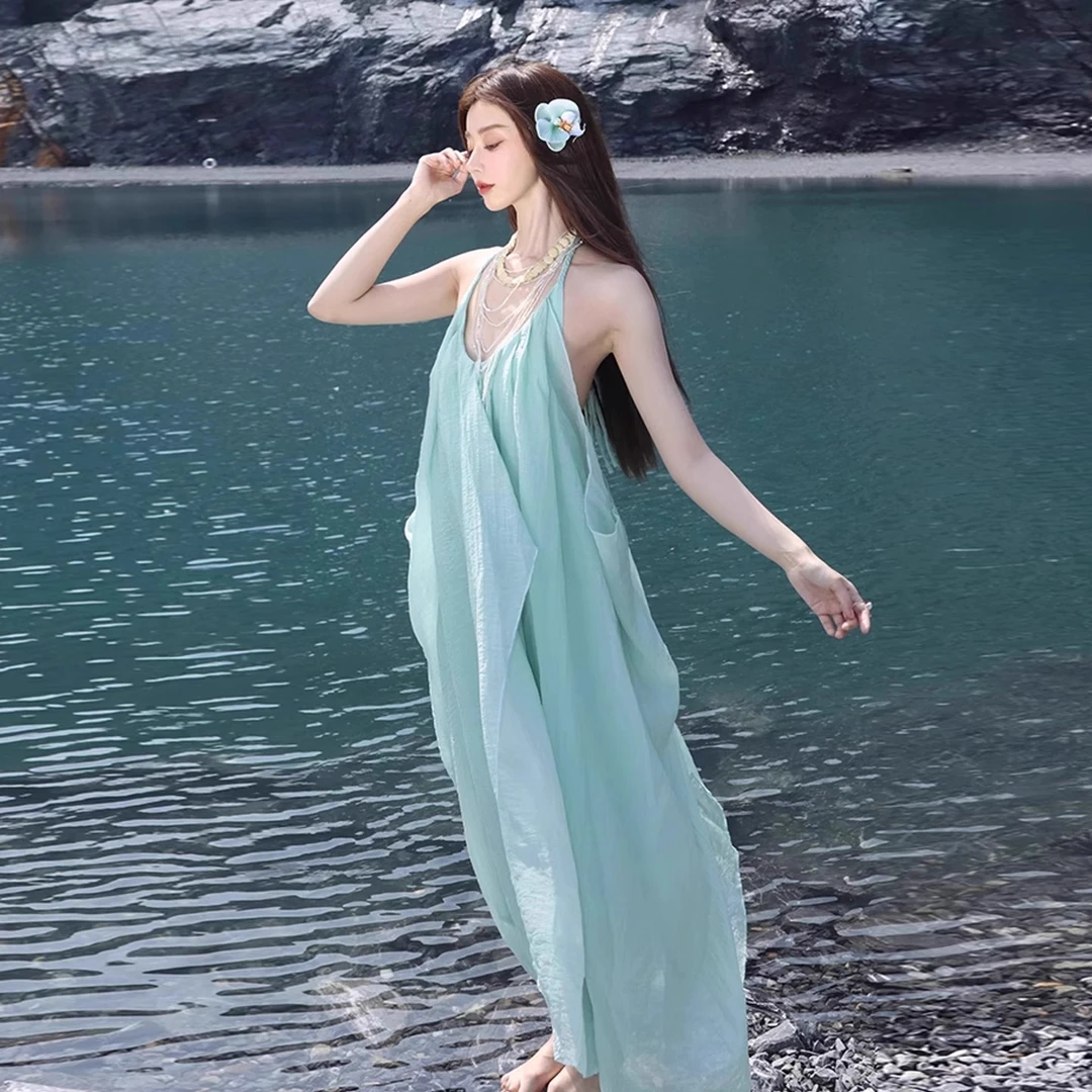 2025新款三亚海边度假连衣裙子女夏季纯欲风性感露背挂脖仙女长裙