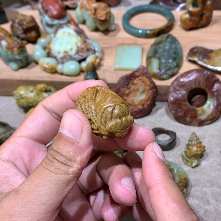 未镶嵌岫岩河磨玉（透闪石质玉）挂件