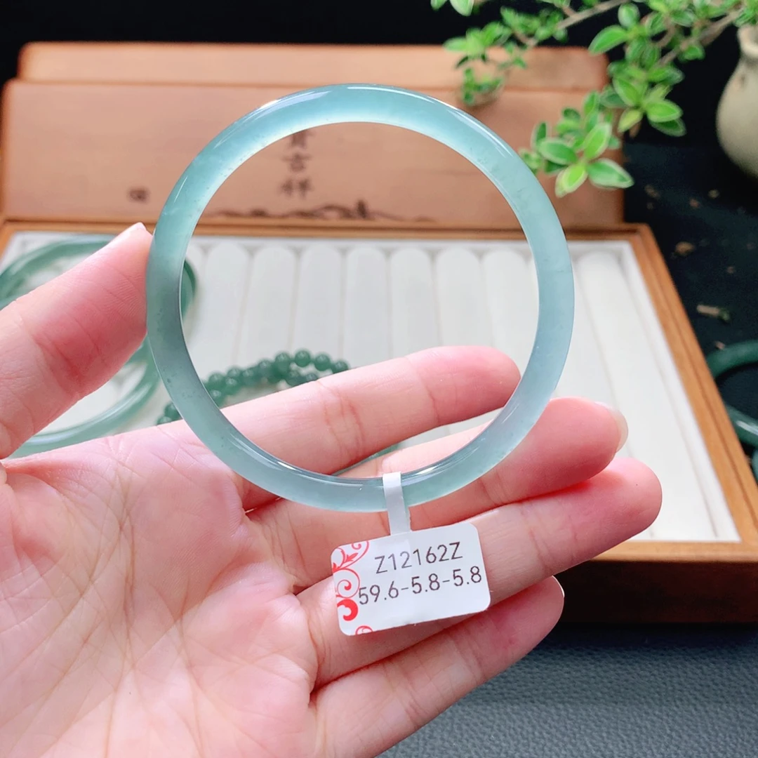 翡翠未镶嵌手镯（圆镯）