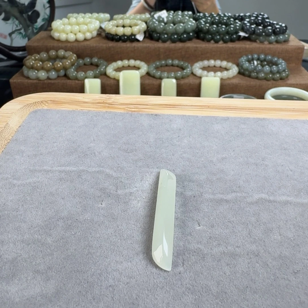 小***美和田玉未镶嵌颈饰