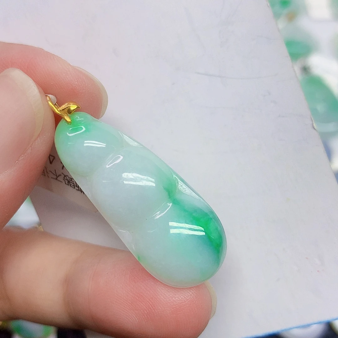 翡翠18K金镶嵌颈饰豆子